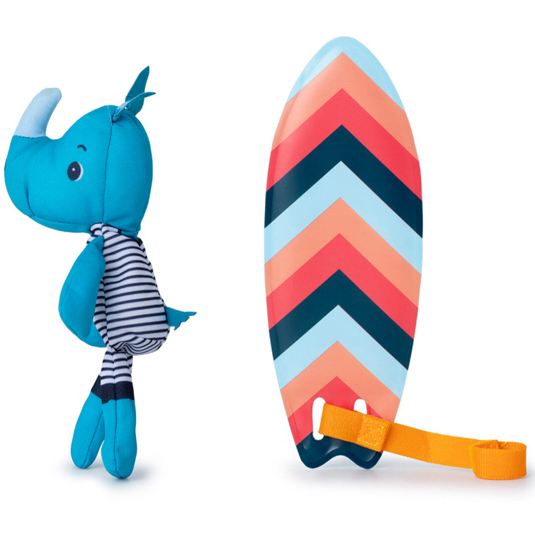 Blauwe neushoorn knuffel badspeelgoed staat naast een kleurrijke surfplank.