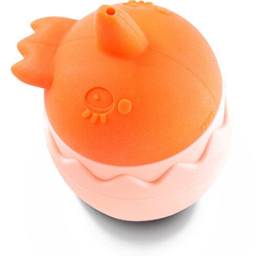 Lilliputiens badspeeltje in de vorm van een oranje kuiken in een roze eierschaal.