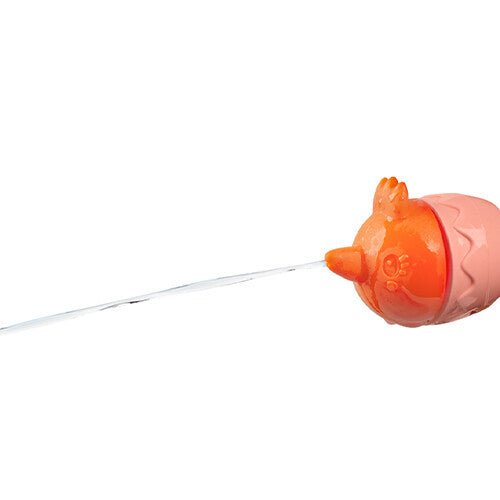 Het Lilliputiens badspeeltje, een oranje kuiken in een roze eierschaal, spuit een straal water.
