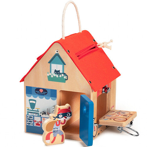 Lilliputiens houten grendelhuis activiteitscentrum met open blauwe deur en een houten vosfiguur ervoor.