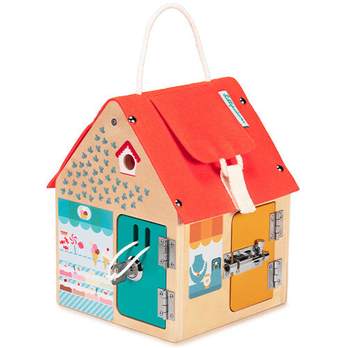 Lilliputiens houten grendelhuis activiteitscentrum met een groene deur met sleutelslot en een oranje deur met schuifgrendel.