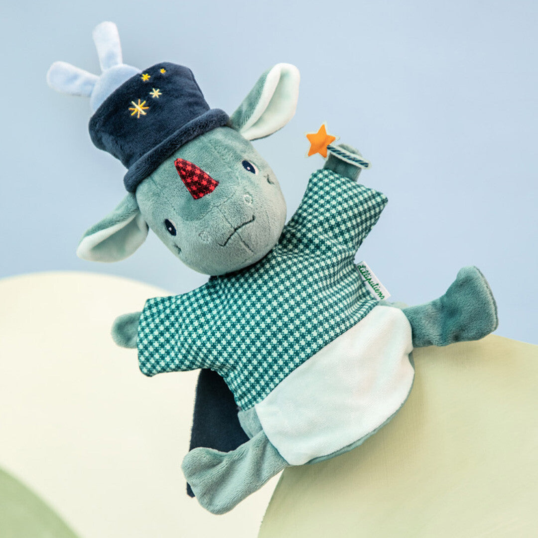 Lilliputiens handpop Joe de goochelaar, een groen fantasiedier met tovenaarshoed en sterrenstaf, schuin afgebeeld.
