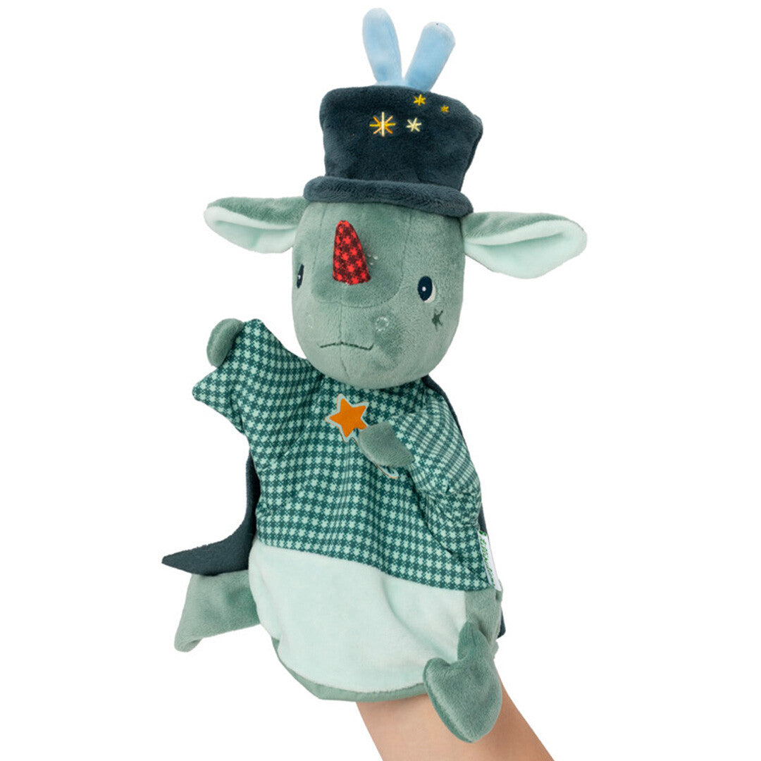 Een hand draagt de Lilliputiens handpop Joe de goochelaar, die zijn sterrenstaf omhoog houdt.