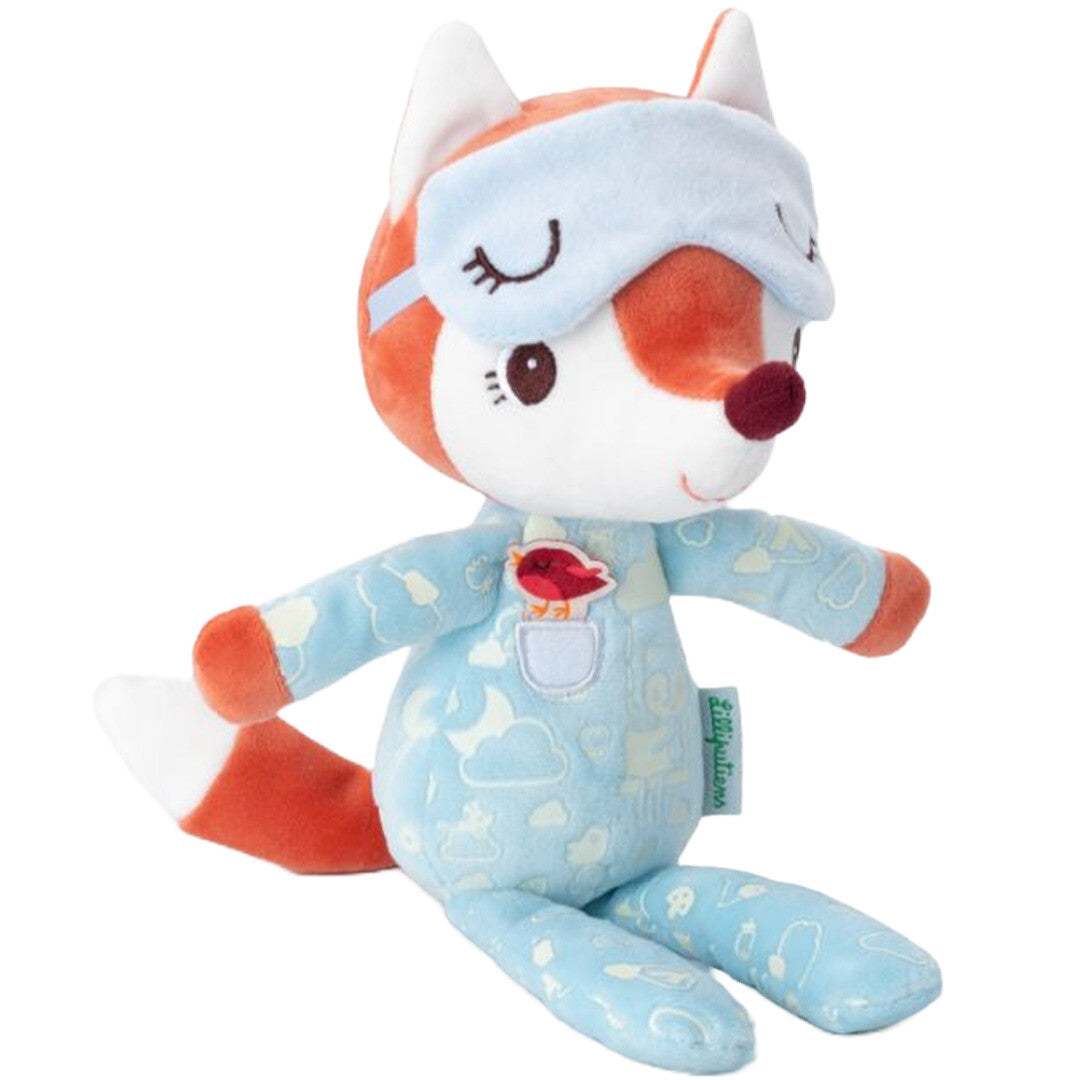 Lilliputiens pluchen slaapvriendje vos Alice met blauw slaapmasker en pyjama, zittend.