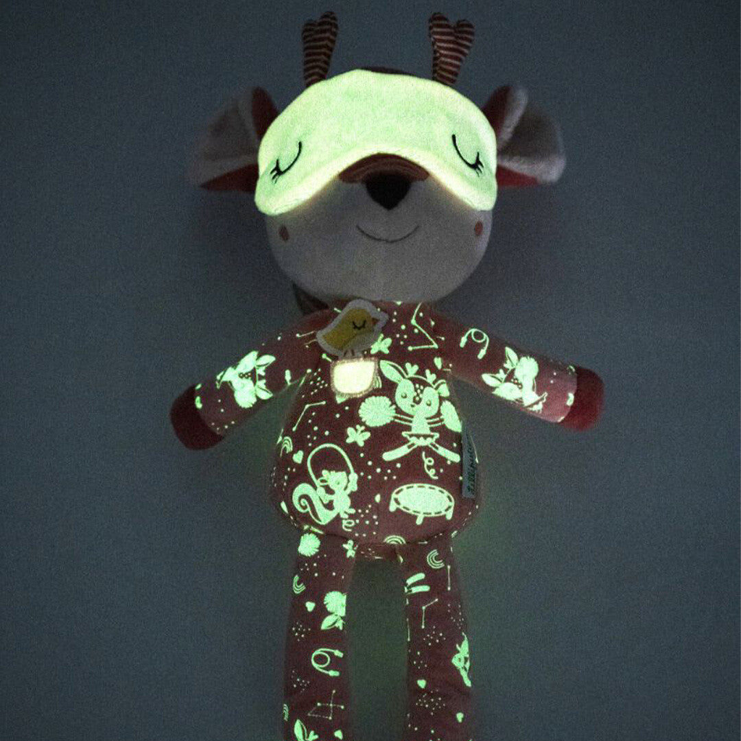 Lilliputiens pluchen knuffel hertje Stella in het donker, met glow-in-the-dark slaapmasker en pyjama.