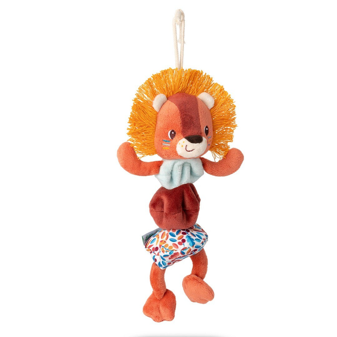 Lilliputiens babyspeelgoed bibberpopje in de vorm van een oranje leeuw met gele manen, hangend tegen een witte achtergrond.