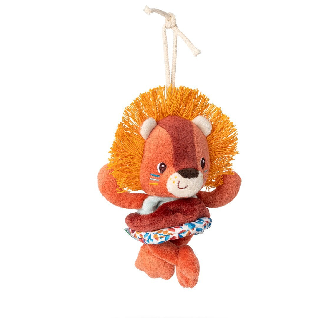 Lilliputiens babyspeelgoed bibberpopje in de vorm van een oranje leeuw met gele manen, hangend met reflectie.