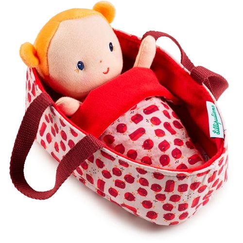 Lilliputiens lappenpop Agathe met oranje haar in een rood-wit draagtasje met vogelpatroon.