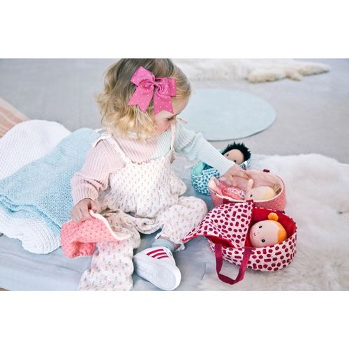 Een peuter speelt met de Lilliputiens lappenpop Agathe en andere poppen in draagtasjes.