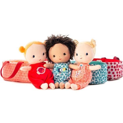 Drie Lilliputiens lappenpoppen met verschillende haarkleuren en outfits, zittend voor hun draagtasjes.
