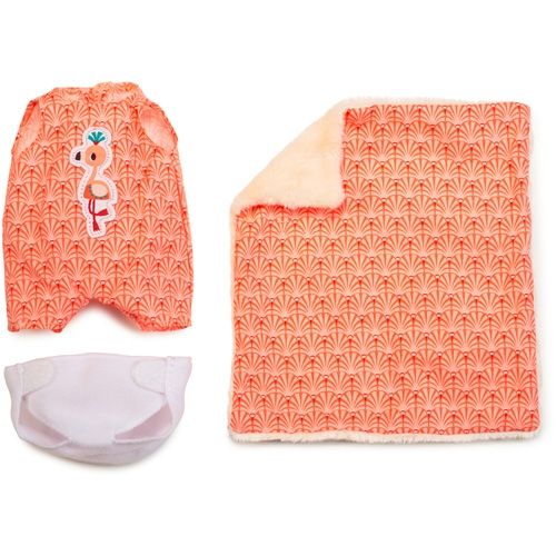 Een set poppenkleding met een oranje romper met flamingo, een deken en een witte luier.