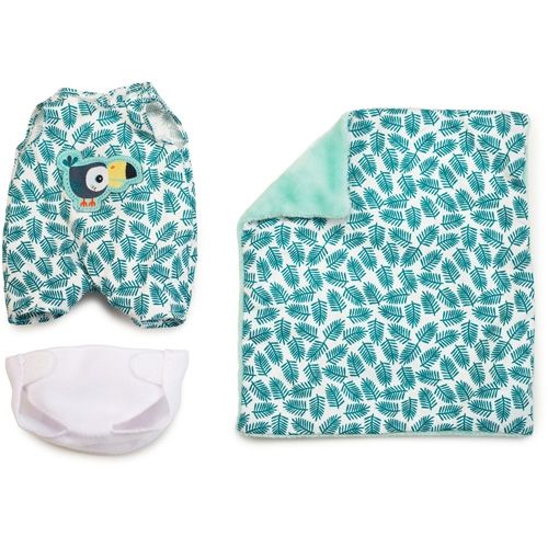 Een set poppenkleding met een romper met bladerenpatroon en toekan, een luier en een deken.
