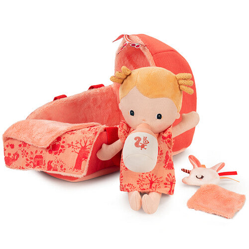 Lilliputiens lappenpop baby Lena met flesje, eenhoorn knuffeltje en dekentje in een oranje draagmand.