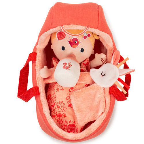 Lilliputiens lappenpop baby Lena ligt met haar flesje en eenhoorn knuffeltje in de oranje draagmand.