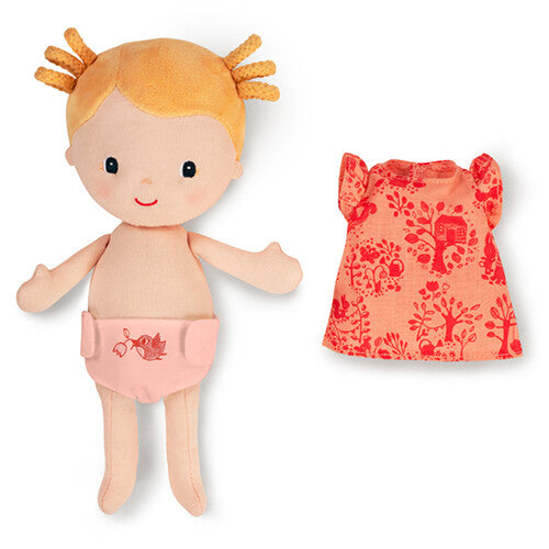 Lilliputiens lappenpop baby Lena zonder kleding, met een los oranje jurkje ernaast.