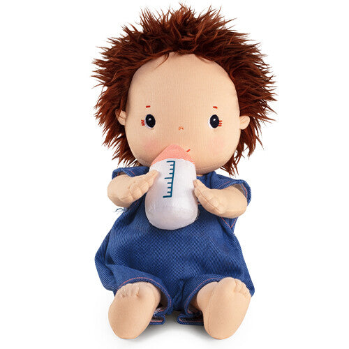 Lilliputiens lappenpop Charlie met bruin haar en blauwe romper drinkt uit een flesje.