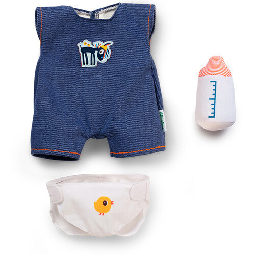 Een blauwe poppenromper, een wit flesje en een witte luier met kuikenprint.