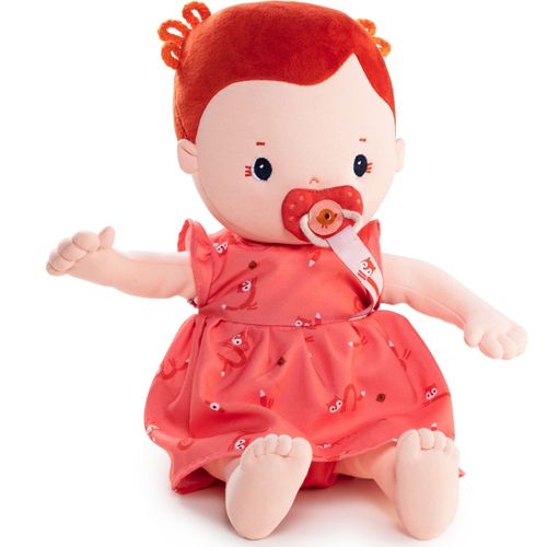Lilliputiens lappenpop Rose met rood haar en een rode jurk met dierenpatroon, zittend met een speen in de mond.