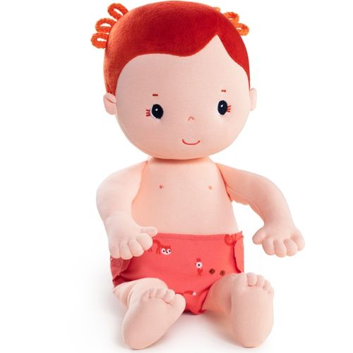 Lilliputiens lappenpop Rose met rood haar, zittend in een rode luier met dierenpatroon.