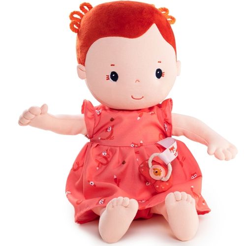 Lilliputiens lappenpop Rose met rood haar en een rode jurk met dierenpatroon, zittend.
