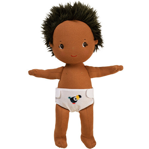 Lilliputiens lappenpop Sasha met donkere huid en donker haar draagt een witte luier met een toekan.