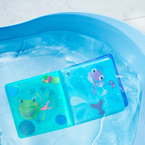 Open Lilliputiens badboekje met een kikker en een blauw waterdier, drijvend in een blauw babybadje.