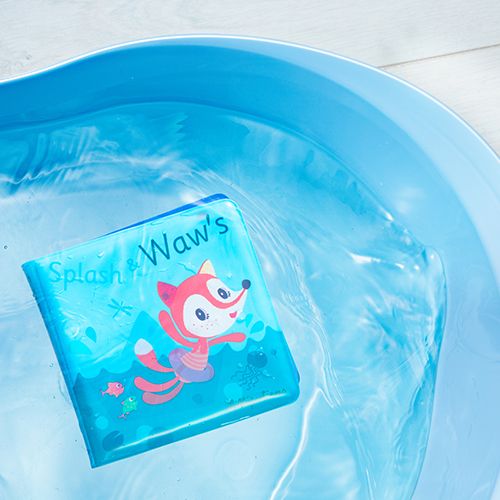 Gesloten Lilliputiens badboekje met een vosje in een bootje, drijvend in een blauw babybadje.