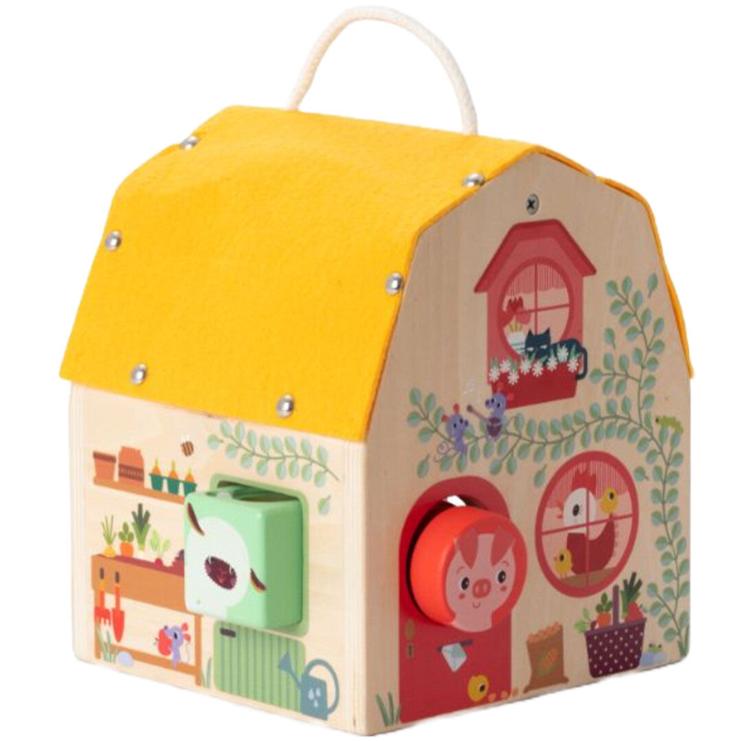 Lilliputiens houten ontdekkingshuis met een tuintafereel en een rood varkensblok in een ronde opening.