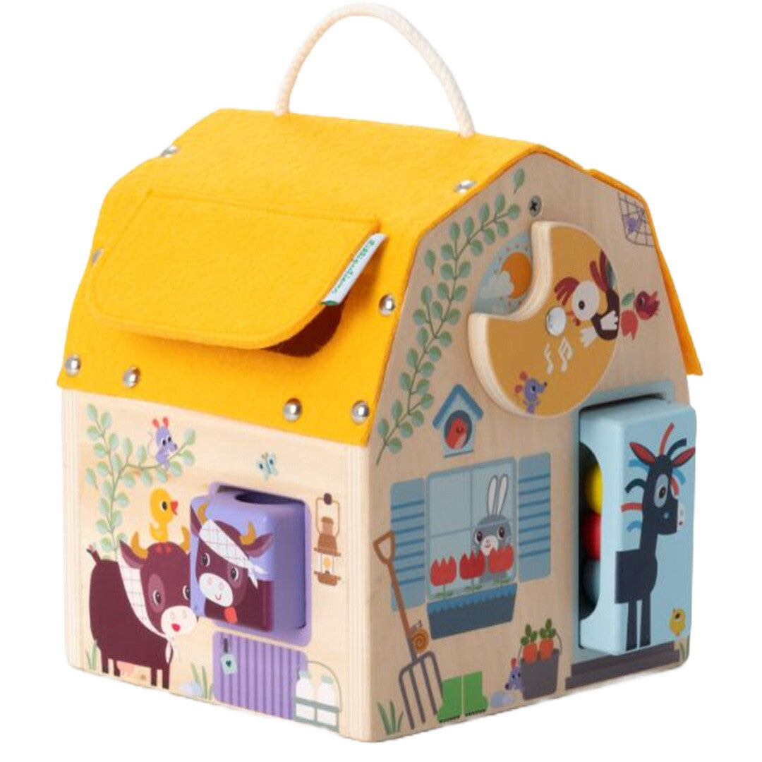 Lilliputiens houten ontdekkingshuis met het gele vilten dak deels open en een blauw geitenblok dat erin wordt geschoven.
