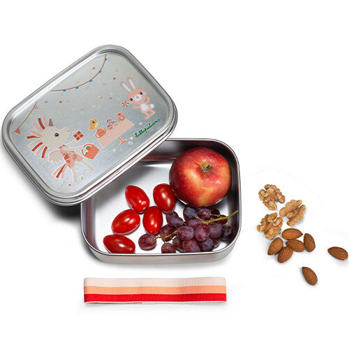 Lilliputiens rvs broodtrommel gevuld met fruit en groenten, met de deksel ernaast.