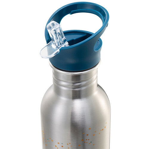 Detail van de blauwe dop en het uitklapbare rietje van de RVS drinkfles.