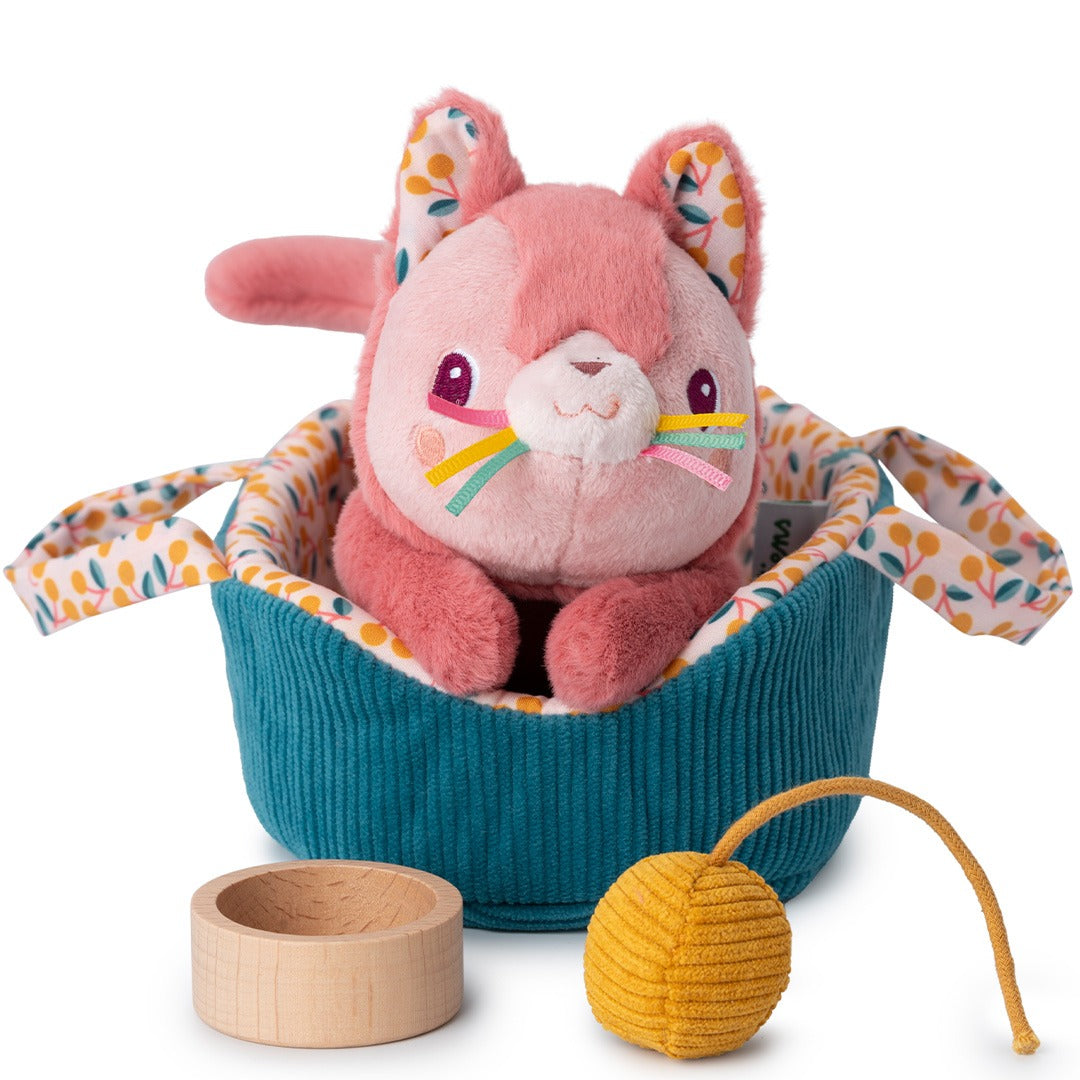 Lilliputiens pluchen speelset met roze kat in een teal mandje, een houten voerbakje en een geel speelballetje.