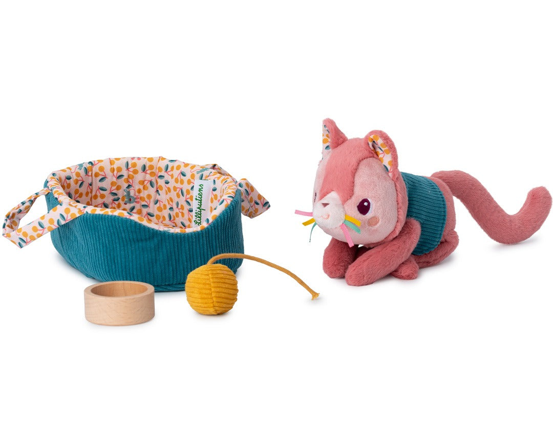 Lilliputiens pluchen kat speelset met de roze kat, het teal mandje, een houten voerbakje en een geel speelballetje los van elkaar.