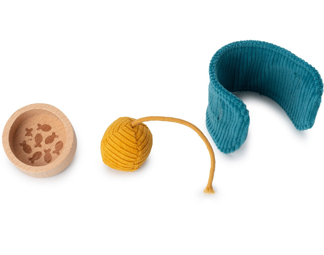 De accessoires van de Lilliputiens kat speelset: een houten voerbakje met visjes, een geel speelballetje en een teal mandje.