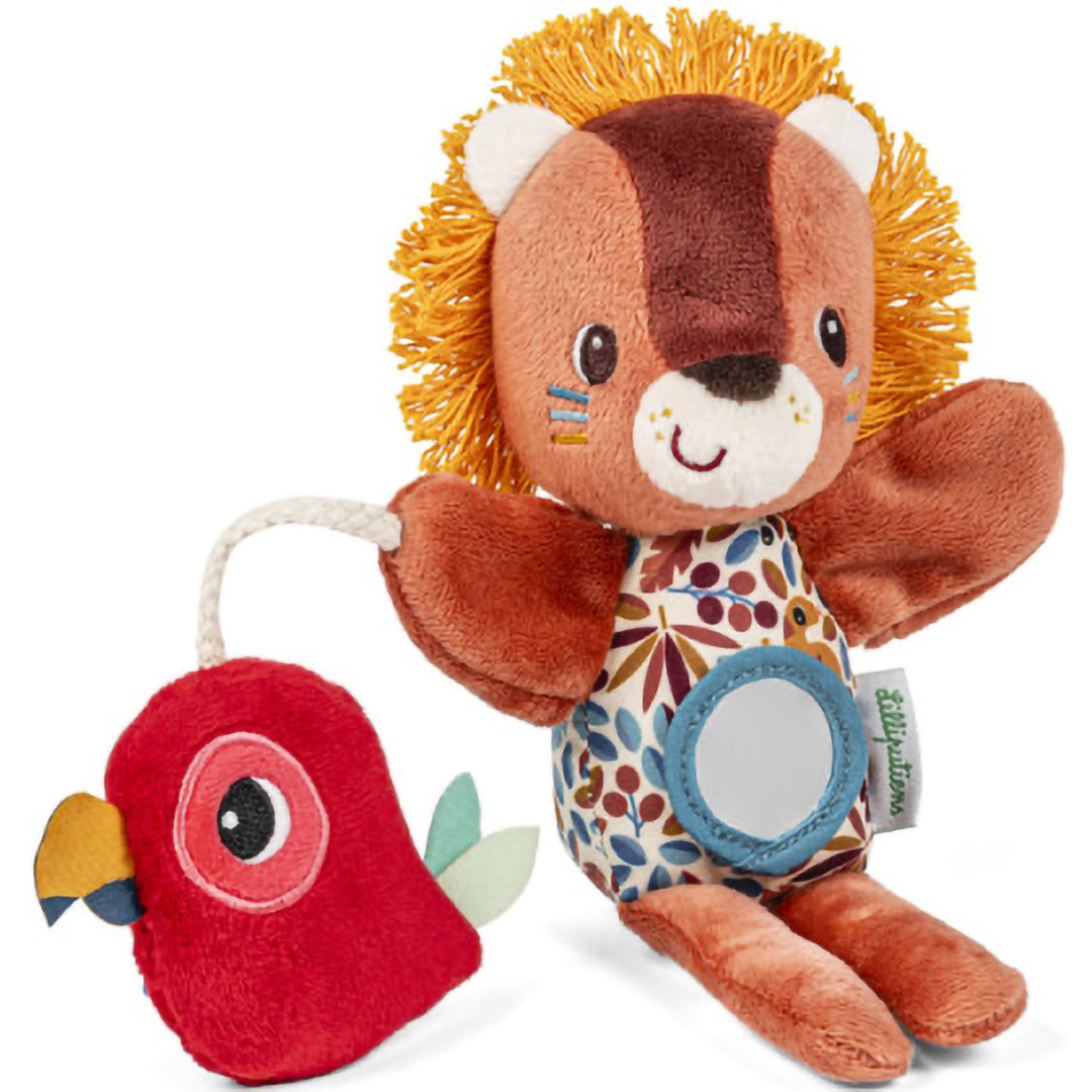 Lilliputiens activiteiten handpop in de vorm van een pluche leeuw met een spiegel op de buik en een rode papegaai.