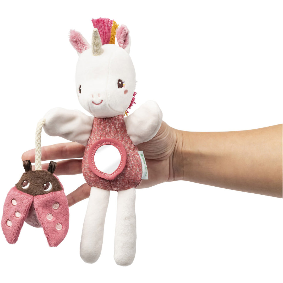 Een hand houdt de Lilliputiens babyspeelgoed activiteiten handpop eenhoorn met rammelaar lieveheersbeestje vast.