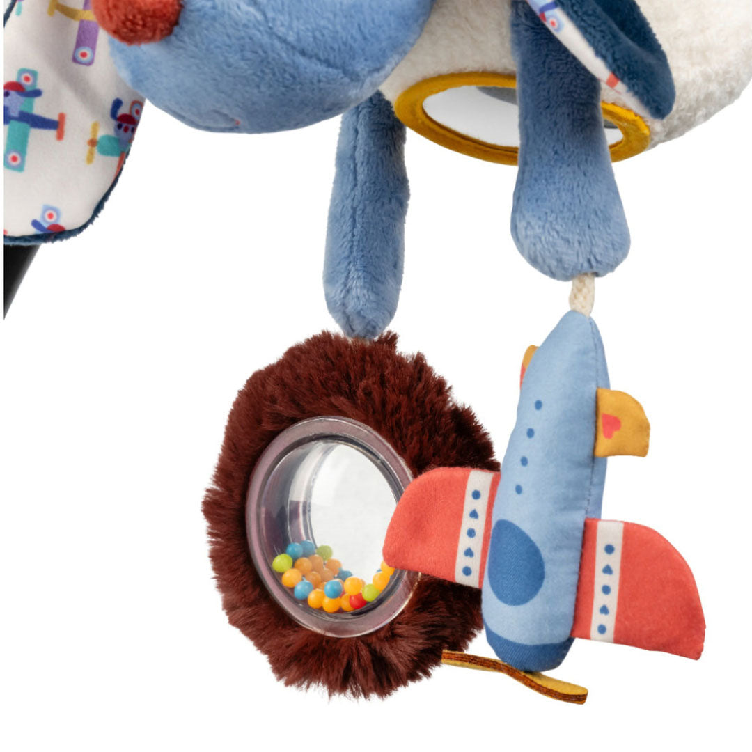 Detail van de Lilliputiens activiteitenhanger met een egel rammelaar en een raket speeltje.