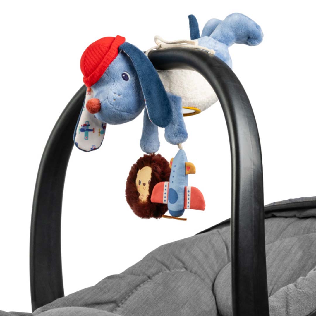 Lilliputiens activiteitenhanger Jules bevestigd aan de beugel van een autostoel of kinderwagen.