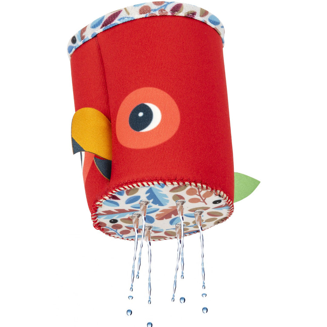 De rode Lilliputiens badbeker in de vorm van een vogel spuit water uit de onderkant.
