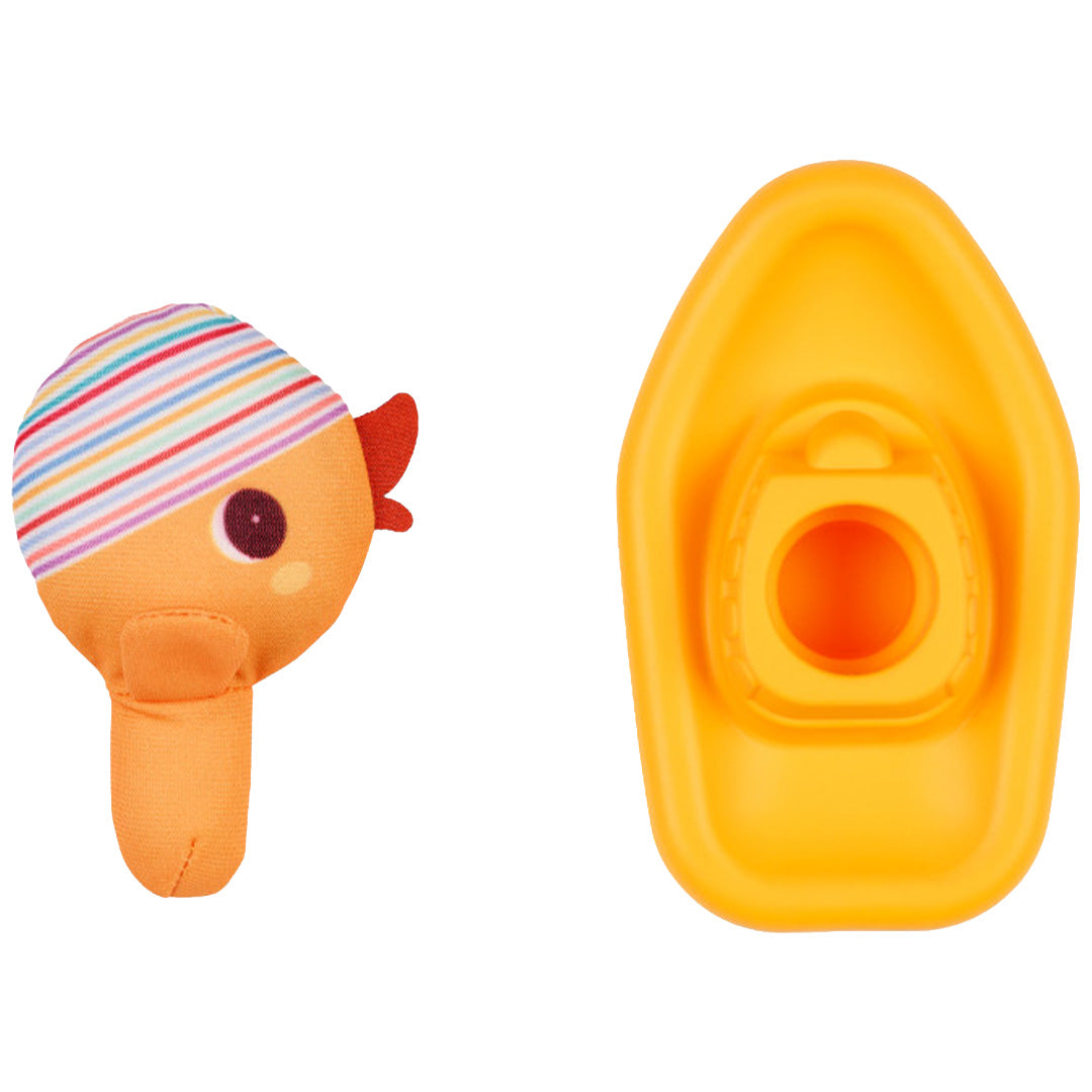 De losse onderdelen van het badspeelgoed: een oranje eendje met gestreepte muts en een geel bootje.