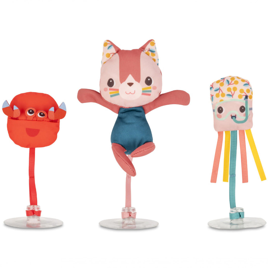 Drie Lilliputiens badfiguren voor baby's, een rode krab, een roze kat en een roze kwal, staan rechtop op zuignappen.