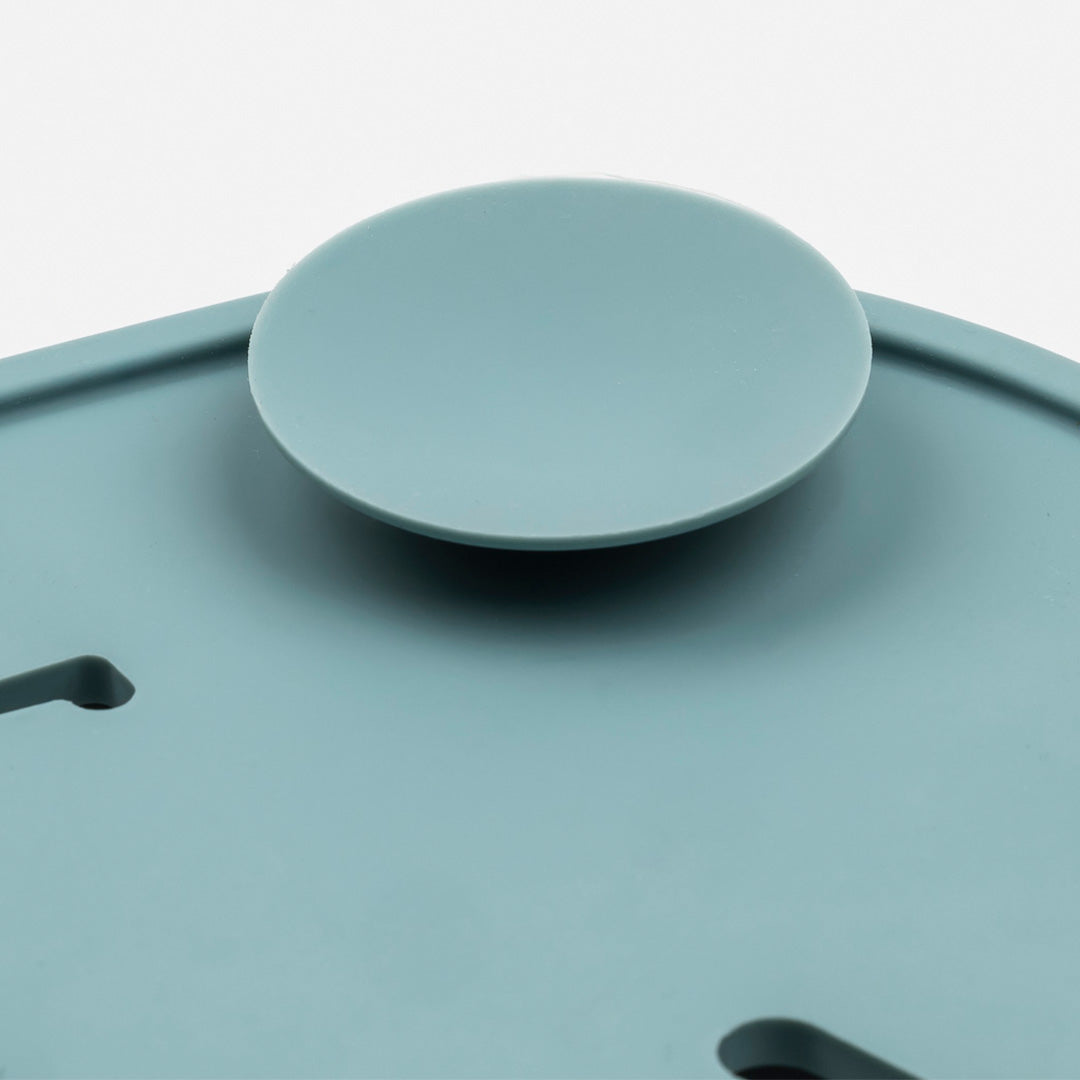 Detail van een blauwe zuignap op de achterkant van het siliconen badspeelgoed.