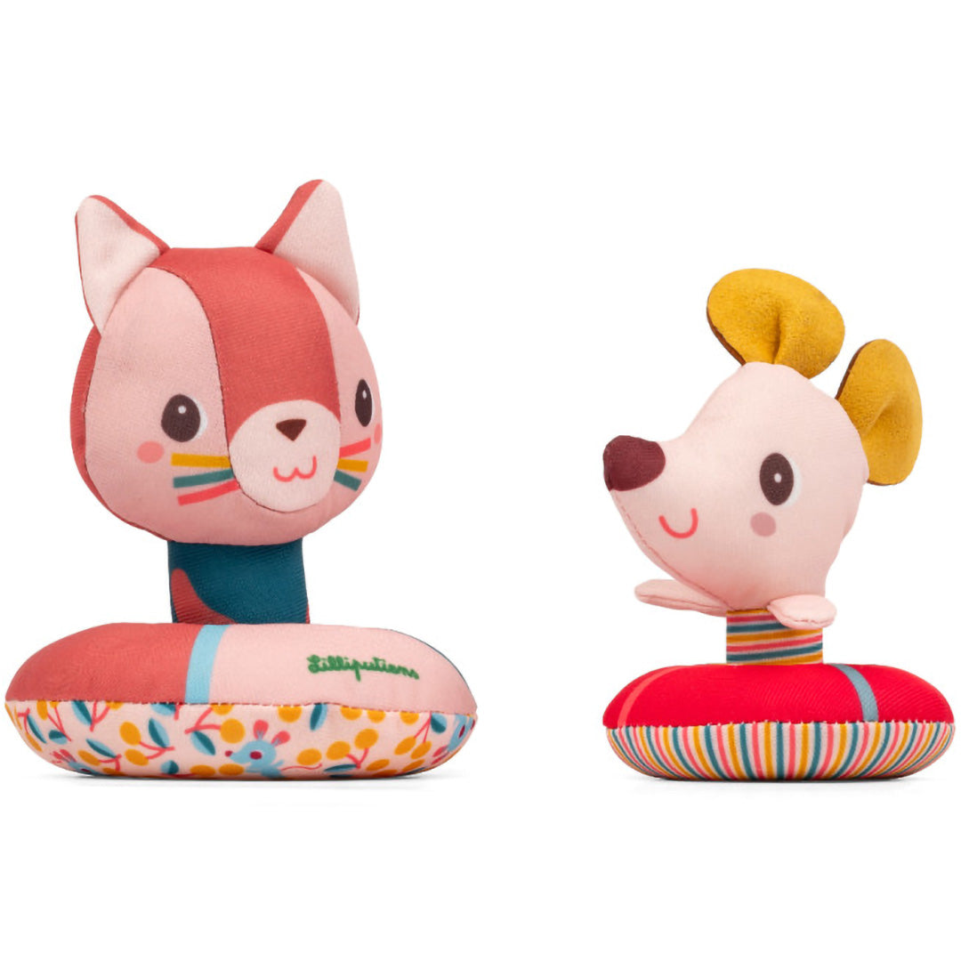 Lilliputiens badspeelgoed set met een roze kat en een beige muis op gestreepte en gebloemde drijvers.