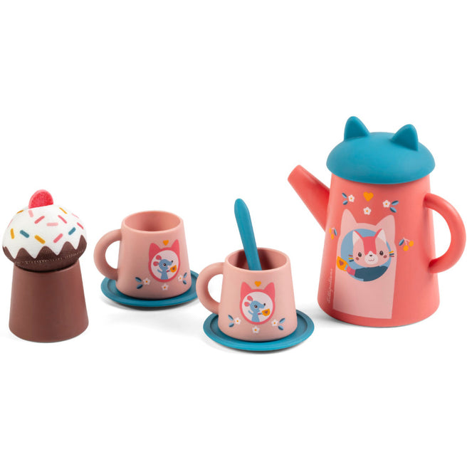 Lilliputiens badspeelgoed theeset met roze theepot, twee kopjes, lepeltje en cupcake, allemaal met kattenfiguren.