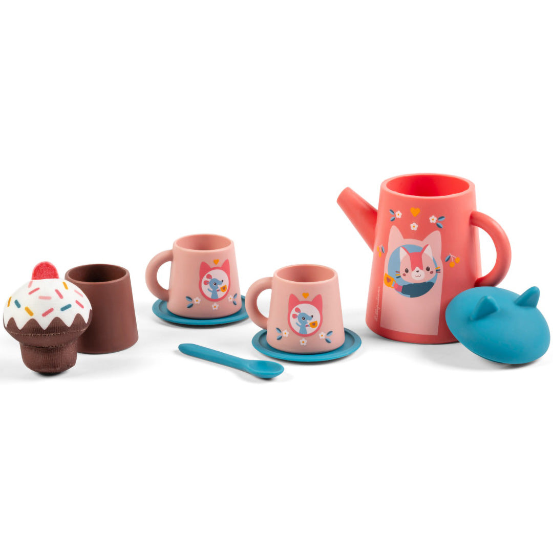 De Lilliputiens badspeelgoed theeset met roze theepot, twee kopjes, lepeltje en cupcake, allemaal met kattenfiguren, los van elkaar gepresenteerd.