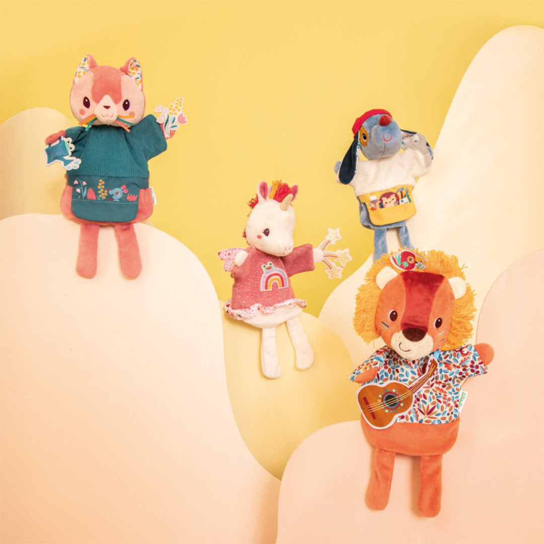 Collectie Lilliputiens handpoppen met een leeuw, kat, eenhoorn en hond op een gele achtergrond.