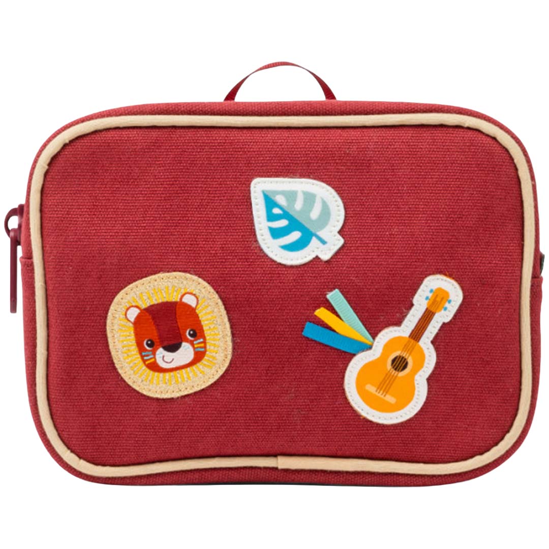 Lilliputiens rood kinder heuptasje met leeuw, blad en gitaar patches, recht van voren gefotografeerd.