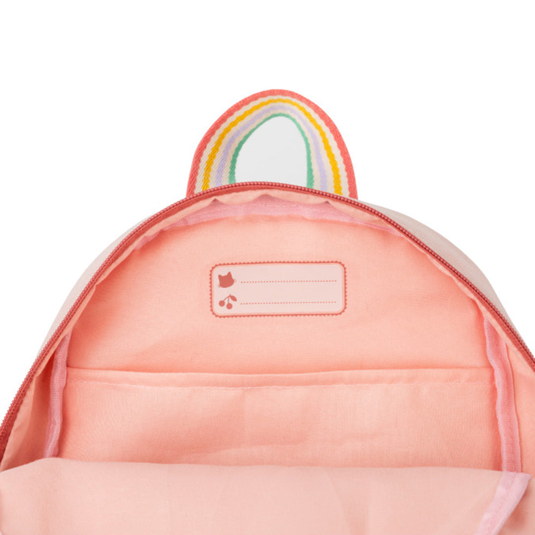 De open binnenkant van de roze kleuterrugzak met een naamlabel en regenboog handvat.
