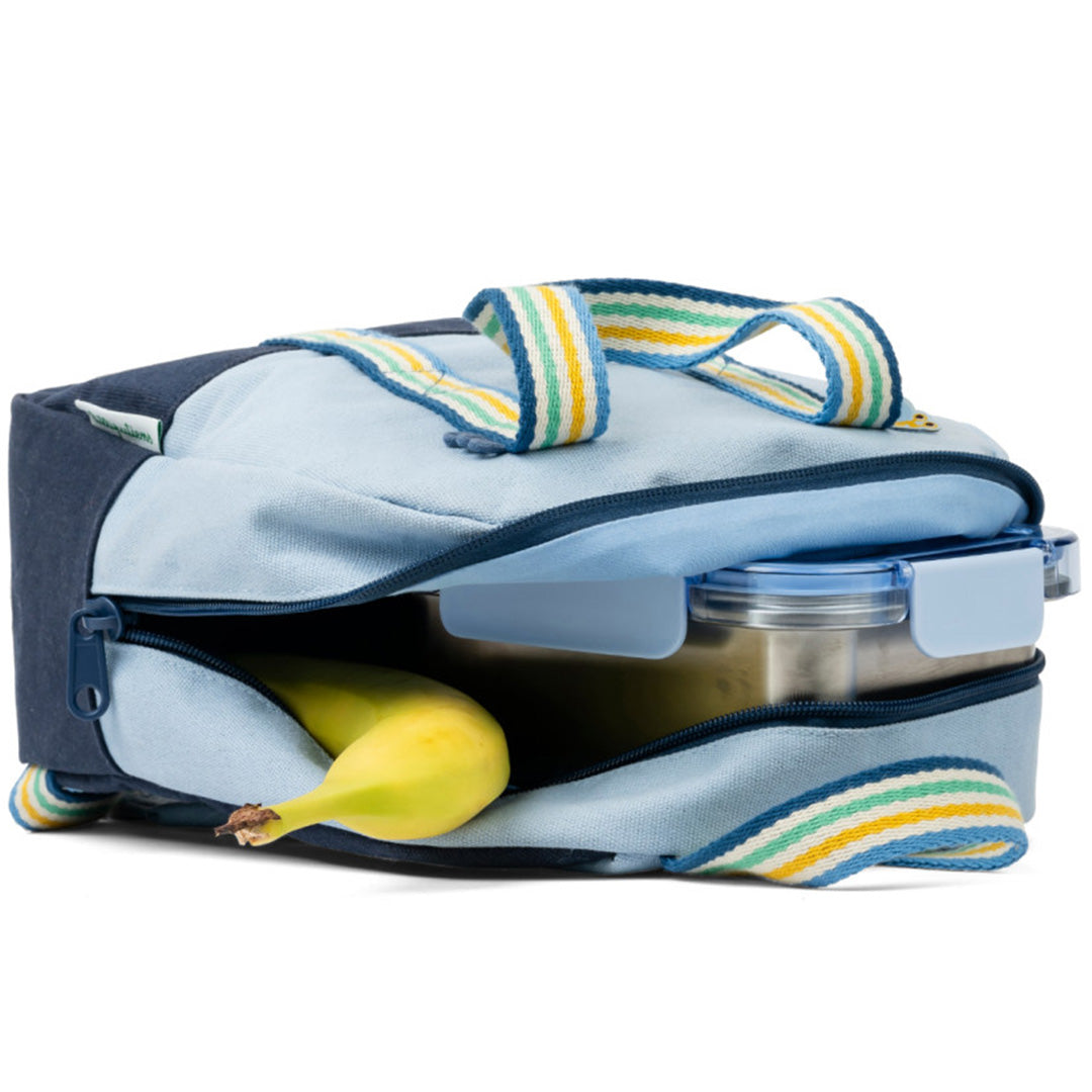 De oceaanblauwe kleuterrugzak ligt open met een banaan en een lunchbox erin.