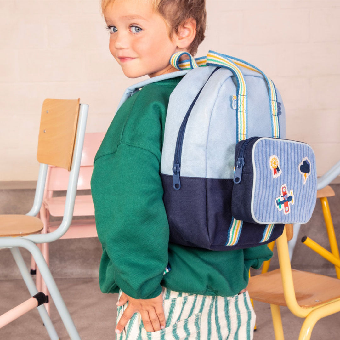 Een jongen draagt de Lilliputiens oceaanblauwe kleuterrugzak met een extra etui aan de zijkant.